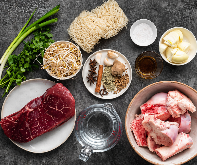 Nguyên liệu tươi ngon là nền tảng giúp tô phở bò có nước dùng ngọt, thơm và đậm vị. 