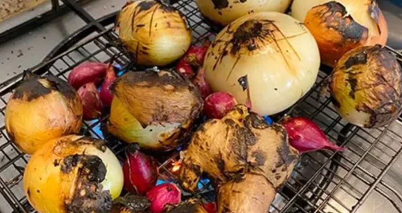 Gừng, hành nướng cùng quế, hồi, thảo quả tạo nên mùi thơm đặc trưng của phở bò. 