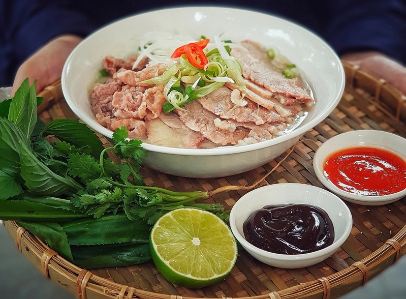 Bánh phở mềm, rau thơm tươi và hành lá giúp tô phở thêm hài hòa, hấp dẫn. 