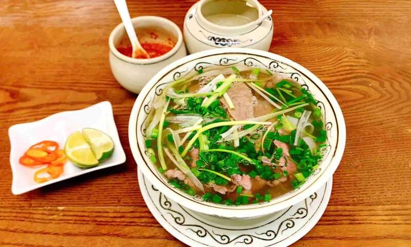 Tô phở bò đẹp mắt cần nước dùng nóng, thịt xếp đều, hành rau xanh và hương thơm bốc lên. 