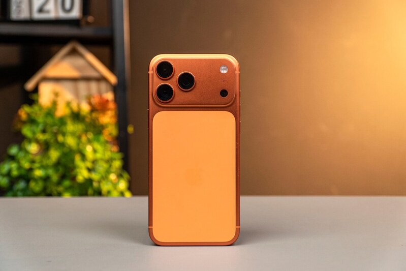 Cosmic Orange là lựa chọn nổi bật nhất, phù hợp với người thích sự khác biệt, trẻ trung và dễ nhận diện.