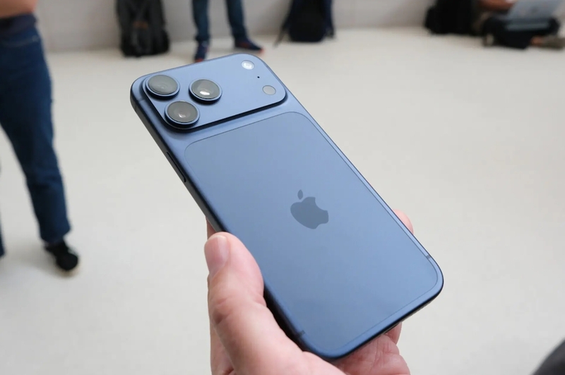 Deep Blue mang vẻ trầm, sang trọng và hiện đại, rất hợp với người thích phong cách lịch lãm, chuyên nghiệp.