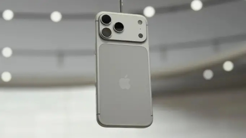 Silver là màu iPhone kinh điển, dễ phối phụ kiện, ít lỗi mốt và phù hợp với người thích sự tối giản.