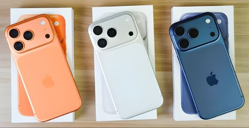 Ba màu Cosmic Orange, Deep Blue và Silver đại diện cho ba phong cách: nổi bật, sang trọng và bền gu.