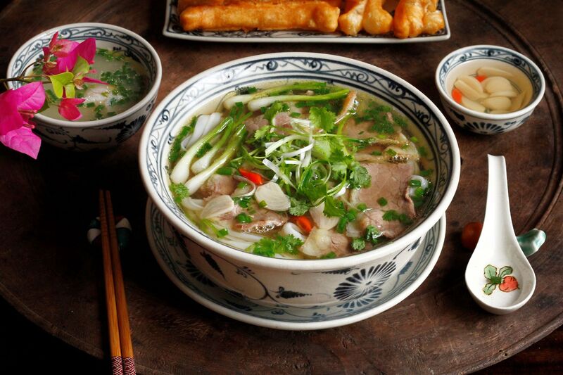 Phở Hà Nội nổi bật với nước dùng trong, vị ngọt thanh và hương thơm đặc trưng của gia vị truyền thống. 