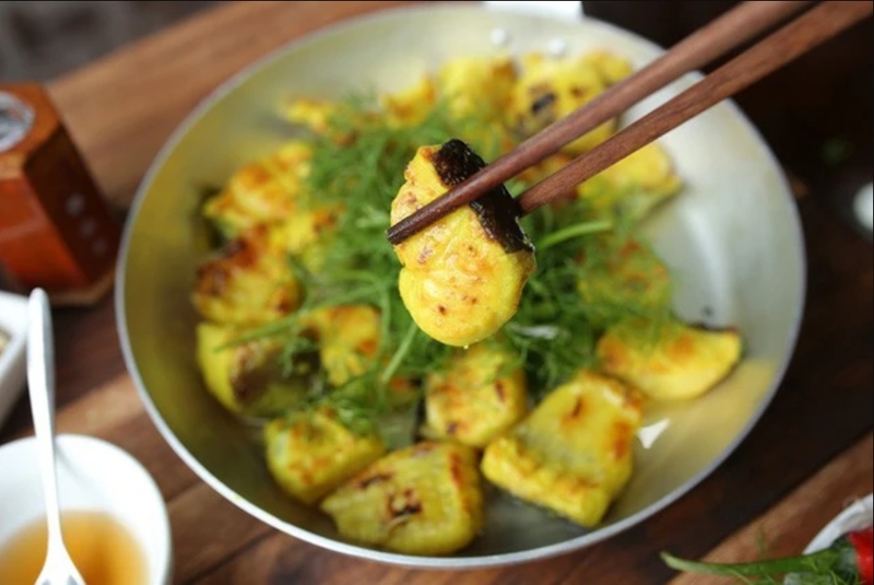 Chả cá Hà Nội là món ăn thanh lịch, thường được thưởng thức cùng bún, lạc rang, rau thơm và mắm tôm. 