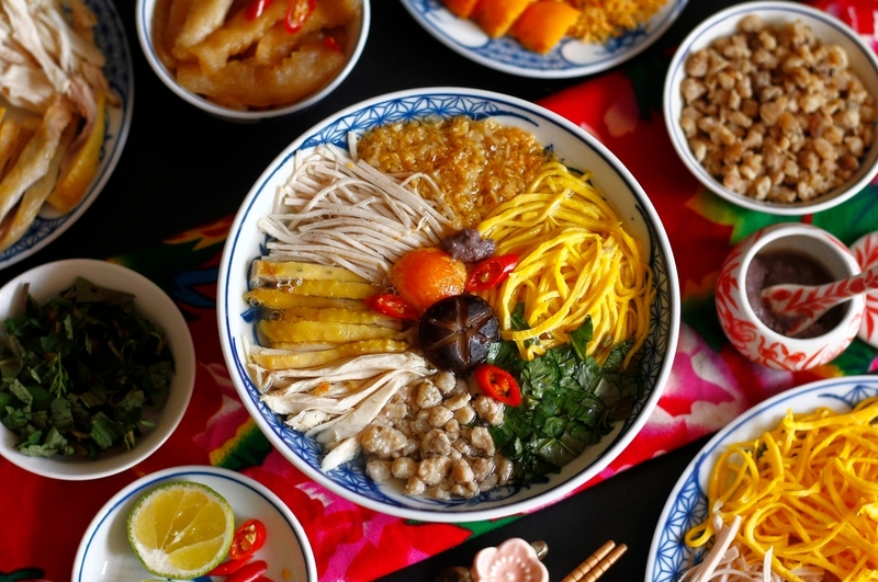 Bún thang thể hiện sự cầu kỳ của ẩm thực Hà Nội qua nước dùng trong, nguyên liệu thái nhỏ và cách trình bày tinh tế. 