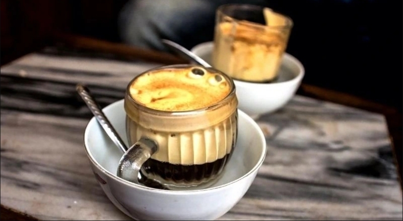 Cà phê trứng Hà Nội kết hợp vị đắng của cà phê với lớp kem trứng béo mịn, tạo nên trải nghiệm rất riêng. 