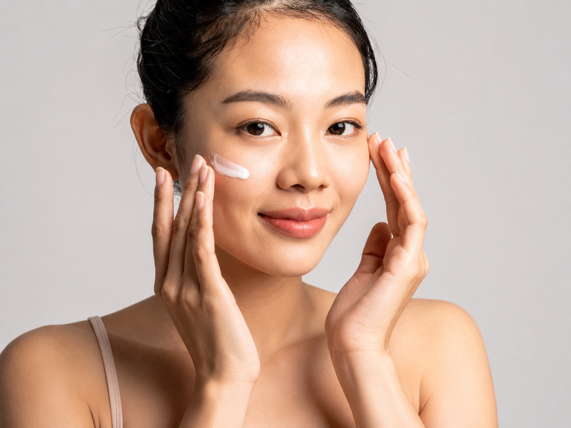 Sau khi triệt lông mặt, cần làm dịu da, chống nắng kỹ và tránh dùng sản phẩm treatment mạnh trong thời gian đầu. 
