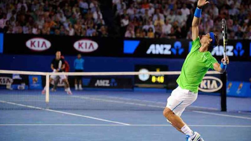 Đánh tennis là hoạt động chơi quần vợt, đòi hỏi kỹ thuật giao bóng, di chuyển và kiểm soát bóng tốt. 