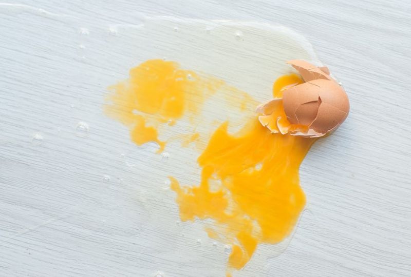 Mơ thấy trứng vỡ, trứng thối hoặc làm rơi trứng có thể phản ánh sự lo lắng, tiếc nuối hoặc kế hoạch chưa chắc chắn. 